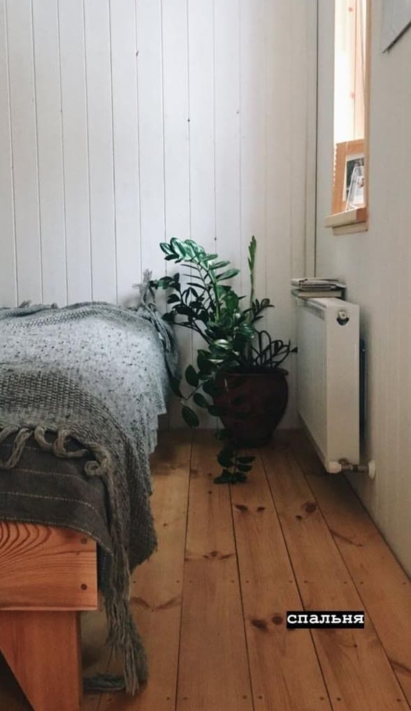 Санузел с белой плиткой и деревянной вагонкой